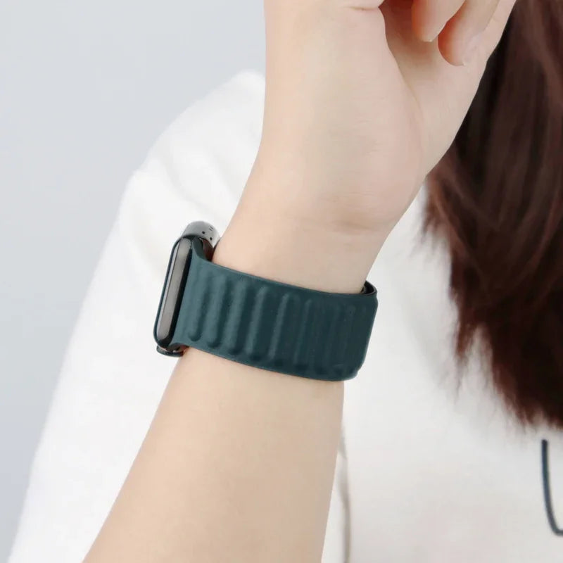 Magnetic Apple Watch Strap – Elegant Leather-Look, Adjustable, Secure & Comfortable